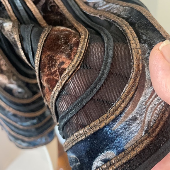 Gorgeous jacket with multiple characteristics!! Stand out with this show stopper - Picture 9 of 14